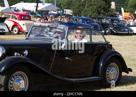 Une voiture classique est visible au Tendring Hundred Show 2022, dans l'Essex, le premier événement agricole du comté. Voici une voiture de sport 1953 mg bleue. Banque D'Images