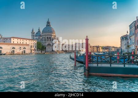 Le Grand Canal (Canale Grande) et la célèbre basilique Santa Maria della Salute à Venise, en Italie Banque D'Images