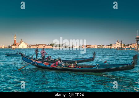 Gondolieri à bord de leurs gondoles dans le Grand Canal à Venise, Italie Banque D'Images