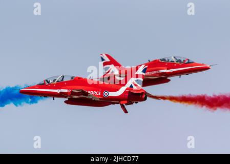 RAF Fairford, Gloucestershire, Royaume-Uni. 17th juillet 2022. L’un des plus grands spectacles aériens au monde est revenu après une pause de 3 ans en raison de la pandémie de cavid qui a conduit les forces aériennes internationales, les équipes d’exposition et les foules énormes dans les Cotswolds. Royal Air Force Red Arrows Synchro pair opposition pass, croisement Banque D'Images