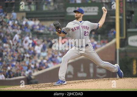 Chicago, États-Unis. 17th juillet 2022. Le lanceur de New York mets David Peterson lance contre les Chicago Cubs lors du quatrième repas au Wrigley Field à Chicago, dimanche, 17 juillet 2022. Photo par Mark Black/UPI crédit: UPI/Alay Live News Banque D'Images