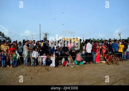 Mumbai, Maharashtra, Inde. 17th juillet 2022. Une foule énorme se rassemble près de la plage de Juhu où l'entrée de la plage de Juhu est limitée en raison des marées à Mumbai, Inde, 17 juillet, 2022. (Credit image: © Indranil Aditya/ZUMA Press Wire) Banque D'Images