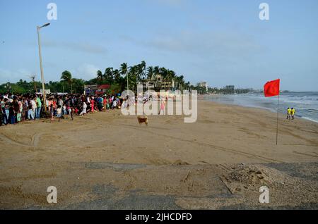 Mumbai, Maharashtra, Inde. 17th juillet 2022. Une foule énorme se rassemble près de la plage de Juhu où l'entrée de la plage de Juhu est limitée en raison des marées à Mumbai, Inde, 17 juillet, 2022. (Credit image: © Indranil Aditya/ZUMA Press Wire) Banque D'Images