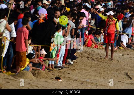 Mumbai, Maharashtra, Inde. 17th juillet 2022. Une foule énorme se rassemble près de la plage de Juhu où l'entrée de la plage de Juhu est limitée en raison des marées à Mumbai, inde, 17 juillet, 2022. (Credit image: © Indranil Aditya/ZUMA Press Wire) Banque D'Images