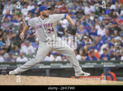 Chicago, États-Unis. 17th juillet 2022. Le pichet de secours des mets de New York Tommy Hunter se lance contre les Cubs de Chicago pendant le sixième repas au champ de Wrigley à Chicago, dimanche, 17 juillet 2022. Photo par Mark Black/UPI crédit: UPI/Alay Live News Banque D'Images