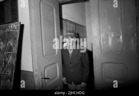 Comté d'Ilfov, Roumanie, 20 mai 1990. Les premières élections démocratiques après la chute du communisme. Un paysan âgé entre dans le bureau de vote. La plupart des gens ont voté pour la première fois dans leur vie. Banque D'Images