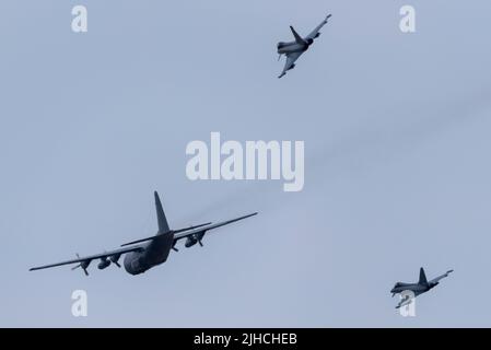 RAF Fairford, Gloucestershire, Royaume-Uni. 17th juillet 2022. L’un des plus grands spectacles aériens au monde est revenu après une pause de 3 ans en raison de la pandémie de cavid qui a conduit les forces aériennes internationales, les équipes d’exposition et les foules énormes dans les Cotswolds. Austrian Air Force Eurofighter EF2000 avions de chasse Typhoon effectuant une simulation de brouet d'interception d'un avion de ligne suspect, joué par un avion de transport Hercules Banque D'Images