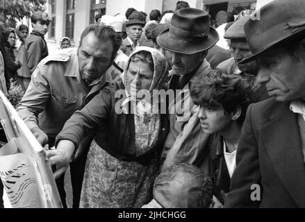 Comté d'Ilfov, Roumanie, 20 mai 1990. Les premières élections démocratiques après la chute du communisme. Les villageois qui essaient de donner du sens à l'information affichée à l'extérieur des sondages. La plupart des gens ont voté pour la première fois dans leur vie. Banque D'Images