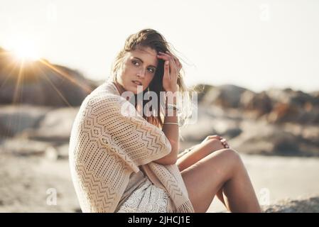 Il y a un grand sens de la liberté ici. Une jeune femme attrayante à la plage. Banque D'Images