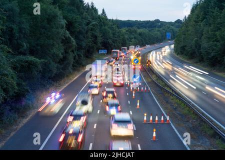 Londres, Royaume-Uni, 17th juillet 2022. Un accident de plusieurs véhicules a provoqué la fermeture du M25 dans les deux directions entre la sortie 4 pour orpington et la sortie 3 pour Swanley. En ce soir 9pm, la circulation dans le sens horaire coulait alors que la circulation dans le sens antihoraire est encore fermée, la circulation arrière s'étend jusqu'à la jonction 5 près de sevenoaks, Kent Angleterre. ROYAUME-UNI. Credit: Xiu Bao/Alamy Live News Banque D'Images