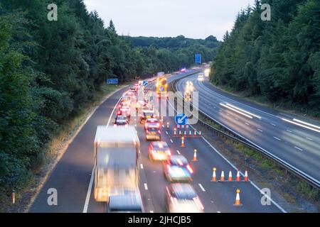 Londres, Royaume-Uni, 17th juillet 2022. La circulation dans le sens inverse des aiguilles d'une montre sur M25 a été déviée à la jonction 4 pour Orpington à la suite d'un accident de plusieurs véhicules dimanche après-midi, elle a été fermée en début d'après-midi dans les deux directions entre la jonction 4 et la jonction 3 pour Swanley. En ce soir 9pm, la circulation dans le sens des aiguilles d'une montre s'écoulait tandis que la circulation dans le sens inverse des aiguilles d'une montre est encore fermée, la circulation arrière s'étend jusqu'à la jonction 5 près de Sevenoaks, Kent, Angleterre. ROYAUME-UNI. Credit: Xiu Bao/Alamy Live News Banque D'Images