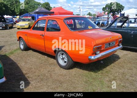 Une Ford Escort Mk1 RS 2000 1975 est exposée au salon de l'automobile classique de la collection de véhicules historiques de 47th, Powderham, Devon, Angleterre, Royaume-Uni. Banque D'Images