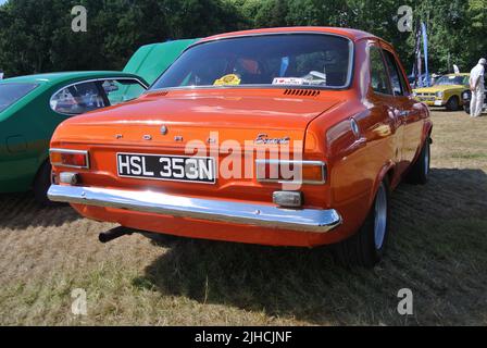 Une Ford Escort Mk1 RS 2000 1975 est exposée au salon de l'automobile classique de la collection de véhicules historiques de 47th, Powderham, Devon, Angleterre, Royaume-Uni. Banque D'Images