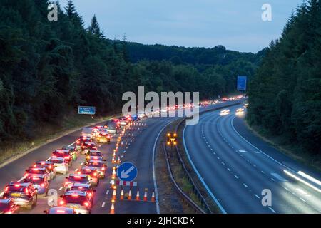 Londres, Royaume-Uni, 17th juillet 2022. Un accident de plusieurs véhicules a provoqué la fermeture du M25 dans les deux directions entre la sortie 4 pour Orpington et la sortie 3 pour Swanley. En ce soir 9pm, la circulation dans le sens horaire coulait alors que la circulation dans le sens antihoraire est encore fermée, la circulation arrière s'étend jusqu'à la jonction 5 près de Sevenoaks, Kent Angleterre. ROYAUME-UNI. Credit: Xiu Bao/Alamy Live News Banque D'Images