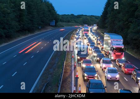 Londres, Royaume-Uni, 17th juillet 2022. Un accident de plusieurs véhicules a provoqué la fermeture du M25 dans les deux directions entre la sortie 4 pour Orpington et la sortie 3 pour Swanley. En ce soir 9pm, la circulation dans le sens horaire coulait alors que la circulation dans le sens antihoraire est encore fermée, la circulation arrière s'étend jusqu'à la jonction 5 près de sevenoaks, Kent Angleterre. ROYAUME-UNI. Credit: Xiu Bao/Alamy Live News Banque D'Images