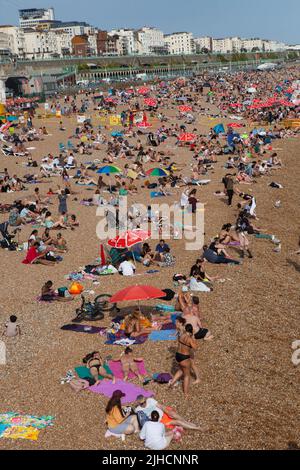 Une plage bondée sur le front de mer de Brighton Banque D'Images