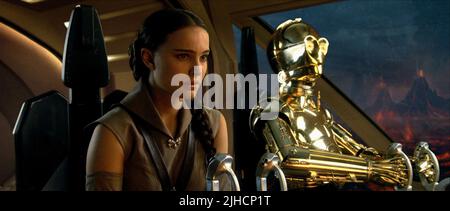 NATALIE PORTMAN, ANTHONY DANIELS COMME C-3PO, Star Wars : Episode III - LA REVANCHE DES SITH, 2005 Banque D'Images