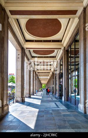 Colonnade dans les 1950s bâtiments de style socialiste réalisme / comuniste de la place de la Constitution (Plac Konstytucji), Varsovie, Pologne Banque D'Images