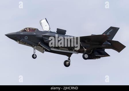 RAF Fairford, Gloucestershire, Royaume-Uni. 17th juillet 2022. L’un des plus grands spectacles aériens au monde est revenu après une pause de 3 ans en raison de la pandémie de cavid qui a conduit les forces aériennes internationales, les équipes d’exposition et les foules énormes dans les Cotswolds. Un des tout nouveaux avions de chasse Lockheed-Martin F-35B Lightning II de la RAF en vol stationnaire. Royal Air Force 207 Escadron Banque D'Images