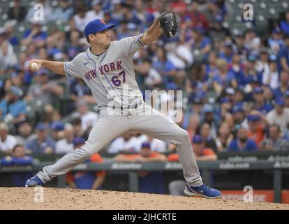 Chicago, États-Unis. 17th juillet 2022. Le pichet de secours des mets de New York Seth Lugo (67) se lance contre les Cubs de Chicago pendant le huitième repas au champ de Wrigley à Chicago, dimanche, 17 juillet 2022. Photo par Mark Black/UPI crédit: UPI/Alay Live News Banque D'Images