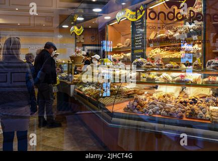Une boulangerie-pâtisserie typique dans le centre historique de Rapallo, Gênes, Ligurie, Italie Banque D'Images