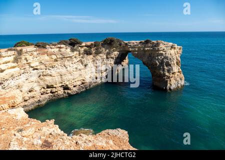 Arche naturelle d'Albandeira à marée basse. Point de repère à Lagoa, Algarve. Banque D'Images