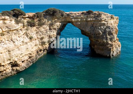 Arche naturelle d'Albandeira à marée basse. Point de repère à Lagoa, Algarve. Banque D'Images