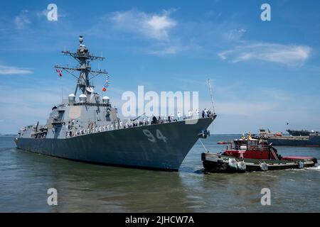 NORFOLK, Virginie (17 juillet 2022) – des marins affectés au destroyer de missile guidé de classe Arleigh Burke USS Nitze (DDG 94), sont les rails tandis que Nitze se déploie à partir de la base navale de Norfolk, 17 juillet. Nitze, affecté au George H.W. Bush Carrier Strike Group a quitté la base navale de Norfolk pour un déploiement indépendant prévu. (É.-U. Photo de la marine par le spécialiste des communications de masse 1st classe Kris R. Lindstrom) Banque D'Images