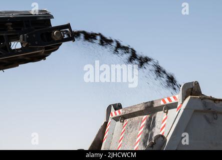 Les entrepreneurs du corps des ingénieurs de l'armée américaine utilisent des machines lourdes pour dénuder la couche supérieure d'asphalte afin de préparer la surface pour la remise en état, au Camp Buehring, au Koweït, au 8 mai 2022. La chaleur intense des étés koweïtiens qui bat sur les tabliers des terrains d'aviation exige des réparations préventives constantes. Ici, la surface est meulée pour évaluer le niveau de dommages et en préparation pour le repavage. Plus tard, cette section recevra de l'asphalte neuf et le projet se déplacera vers d'autres zones, laissant deux des tabliers de terrain d'aviation en service en tout temps pour assurer la préparation opérationnelle des unités d'aviation. (Photo de l'armée AMÉRICAINE Banque D'Images