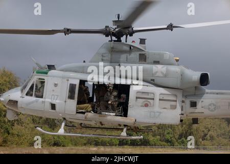 220713-M-WC972-1179 BASE DU CORPS MARIN HAWAII, Hawaï (13 juillet 2022) Un corps marin américain UH-1Y Venom affecté au Escadron d'hélicoptères d'attaque de lumière marine 169, équipe de débarquement du bataillon 3rd Bataillon 4th Régiment maritime, Force opérationnelle terrestre marine 7, prend son départ lors de l'entraînement de Valkyrie à l'appui de Rim du Pacifique (RIMPAC) 2022, 13 juillet. Afin de maintenir la vie des forces sur le terrain, la Marine américaine a adopté la procédure de transfusion de sang total frais d'urgence connue sous le nom de 'Valkyrie' dans le cadre du programme d'opérations spéciales de l'armée américaine de sang total de niveau bas. Vingt-six nations, 38 navires Banque D'Images