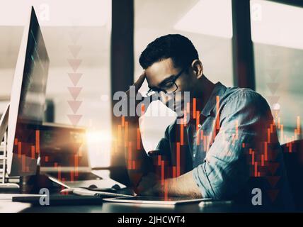 Voir les larmes tomber, laisser être, se déplacer, rien à voir. Un jeune homme regardant stressé en utilisant un ordinateur dans un bureau moderne. Banque D'Images