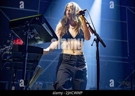 Manchester, Royaume-Uni. 17th juillet 2022. Este Arielle Haim, Danielle Sari Haim et Alana Mychal Haim du groupe Haim exécutent le 2nd d'une 2 nuit vendue à l'entrepôt de Manchester Victoria. 2022-07-17. Crédit : Gary Mather/Alay Live News Banque D'Images