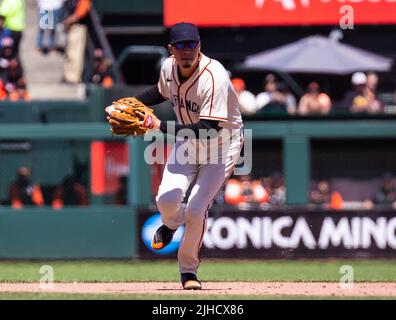 San Francisco, Californie, États-Unis. 17 juillet 2022 San Francisco CA, États-Unis San Francisco troisième baseman Wilmer Flores (41) fait un jeu sur le terrain pendant le match de l'Ouest de la MLB NL entre les Milwaukee Brewers et les San Francisco Giants à Oracle Park San Francisco Calif. Thurman James/CSM crédit: CAL Sport Media/Alay Live News Banque D'Images