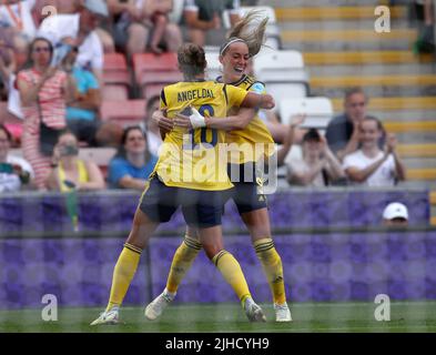 Leigh, Royaume-Uni. 17th juillet 2022. Filippa Angeldal (L) de Suède célèbre son premier but avec Kosovare Asllani lors du Championnat d'Europe des femmes de l'UEFA 2022 au Leigh Sports Village, Leigh. Crédit photo à lire : Darren Staples/Sportimage crédit : Sportimage/Alay Live News Banque D'Images