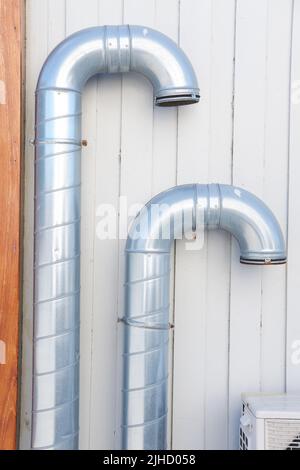 Ventilation. Tuyaux de ventilation sur un mur de bâtiment. Équipement pour l'air frais et l'architecture. Deux tubes métalliques utilisés dans l'industrie de la construction pour un Banque D'Images