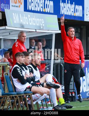 Seaview, Belfast, Irlande du Nord, Royaume-Uni. 14 juillet 2022. Première partie de qualification de la Ligue des conférences de l'UEFA (deuxième partie) – Crusaders 3 Magpies 1. Stephen Baxter, directeur des croisés. Banque D'Images