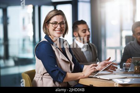 Ces réunions me permettent de rester motivé. Portrait court d'une jeune femme d'affaires attirante assise dans la salle de réunion pendant une réunion. Banque D'Images