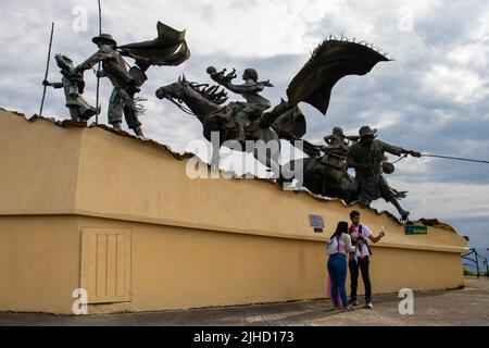 MANIZALES, COLOMBIE - MAI 2022: Touristes au Monument aux colonisateurs créé par l'artiste Luis Guillermo Vallejo avec la coulée de bronze de sable Banque D'Images