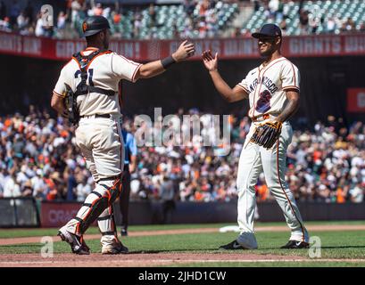 San Francisco, Californie, États-Unis. 17 juillet 2022 San Francisco CA, États-Unis San Francisco pichet de secours Camilo Doval (75) et coéquipier San Francisco Catcher Joey Bart (21) célèbrent une victoire lors du match MLB NL Ouest entre les Milwaukee Brewers et les San Francisco Giants. Les Giants ont gagné 9-5 au parc Oracle San Francisco Calif. Thurman James/CSM crédit: CAL Sport Media/Alay Live News Banque D'Images