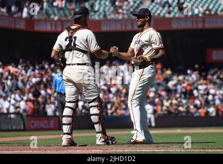 San Francisco, Californie, États-Unis. 17 juillet 2022 San Francisco CA, États-Unis San Francisco pichet de secours Camilo Doval (75) et coéquipier San Francisco Catcher Joey Bart (21) célèbrent une victoire lors du match MLB NL Ouest entre les Milwaukee Brewers et les San Francisco Giants. Les Giants ont gagné 9-5 au parc Oracle San Francisco Calif. Thurman James/CSM crédit: CAL Sport Media/Alay Live News Banque D'Images