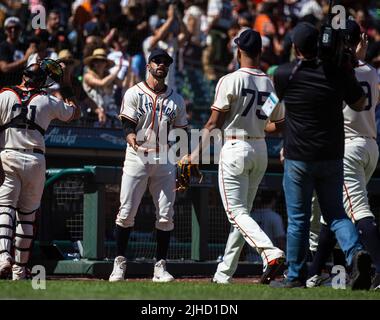 San Francisco, Californie, États-Unis. 17 juillet 2022 San Francisco CA, États-Unis Camilo Doval, pichet de secours de San Francisco (75) et Gabe Kapler, chef d'équipe (19) célèbrent une victoire lors du match MLB NL Ouest entre les Milwaukee Brewers et les San Francisco Giants. Les Giants ont gagné 9-5 au parc Oracle San Francisco Calif. Thurman James/CSM crédit: CAL Sport Media/Alay Live News Banque D'Images