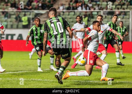 Belo Horizonte, Minas Gerais, Brésil. 17th juillet 2022. Championnat brésilien de football - America-MG et Red Bull Bragantino. 17 juillet 2022, Belo Horizonte, Minas Gerais, Brésil: Match de football entre America-MG et Red Bull Bragantino, valable pour la manche 17th du Championnat brésilien de football, tenu au stade Independencia, à Belo Horizonte, Minas Gerais, le dimanche (17). L'équipe de Red Bull Bragantino a remporté le match 3-0, avec des buts marqués par Sorriso et Alerrandro (deux fois). Crédit: Breno Babu/Thenews2 (image de crédit: © Breno Babu/TheNEWS2 via ZUMA Press Wire) Banque D'Images