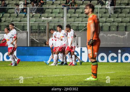 Belo Horizonte, Minas Gerais, Brésil. 17th juillet 2022. Championnat brésilien de football - America-MG et Red Bull Bragantino. 17 juillet 2022, Belo Horizonte, Minas Gerais, Brésil: Match de football entre America-MG et Red Bull Bragantino, valable pour la manche 17th du Championnat brésilien de football, tenu au stade Independencia, à Belo Horizonte, Minas Gerais, le dimanche (17). L'équipe de Red Bull Bragantino a remporté le match 3-0, avec des buts marqués par Sorriso et Alerrandro (deux fois). Crédit: Breno Babu/Thenews2 (image de crédit: © Breno Babu/TheNEWS2 via ZUMA Press Wire) Banque D'Images