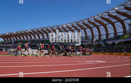 Eugene, États-Unis. 17th juillet 2022. Les coureurs participent à la finale masculine de 10000m aux Championnats du monde d'athlétisme Oregon22 à Eugene, Oregon, États-Unis, 17 juillet 2022. Crédit : Wang Ying/Xinhua/Alay Live News Banque D'Images