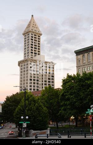 Seattle - 09 juillet 2022 ; Smith Tower au-dessus du parc de l'hôtel de ville à Seattle pendant la pause d'une journée Banque D'Images