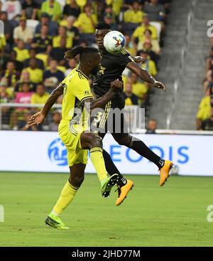 Nashville, États-Unis. 17 juillet 2022:Nashville SC Forward C.J. Sapong (17) dirige le ballon sur le défenseur du FC de Los Angeles Jesus Murillo (3) pendant la première moitié d'un jeu MLS entre le FC de Los Angelas et le SC de Nashville à Geodis Park à Nashville TN Steve Roberts/CSM crédit: CAL Sport Media/Alay Live News Banque D'Images