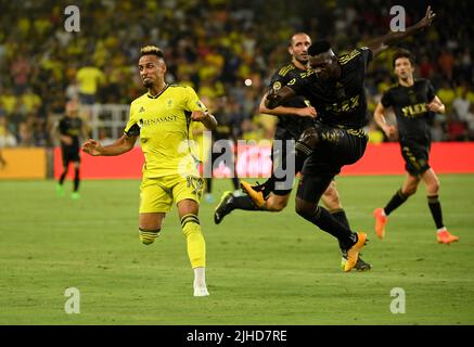 Nashville, États-Unis. 17 juillet 2022: Hany Mukhtar, milieu de terrain de Nashville SC (10) bloque un coup de pied du défenseur du FC de Los Angeles Jesus Murillo (3) pendant la première moitié d'un jeu MLS entre le FC Los Angelas et le SC de Nashville au parc Geodis à Nashville TN Steve Roberts/CSM crédit: CAL Sport Media/Alay Live News Banque D'Images