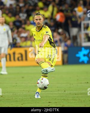 Nashville, États-Unis. 17 juillet 2022: Walker Zimmerman, défenseur de Nashville SC (25), dribble le ballon contre le FC de Los Angeles pendant la première moitié d'un jeu de MLS entre le FC de Los Angeles et le SC de Nashville au parc Geodis à Nashville TN Steve Roberts/CSM crédit: CAL Sport Media/Alay Live News Banque D'Images