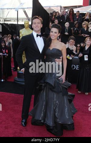 Hollywood, États-Unis d'Amérique. 28 février 2011. HOLLYWOOD, CA - 27 FÉVRIER : Armie Hammer Elizabeth Chambers arrive au 83e prix annuel de l'Académie qui s'est tenu au Kodak Theatre le 27 février 2011 à Hollywood, Californie personnes : Armie Hammer Elizabeth Chambers crédit : Storms Media Group/Alay Live News Banque D'Images