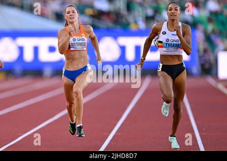 EUGENE, ÉTATS-UNIS - JUILLET 17: Emma Oosterwegel des pays-Bas, Nafissatou Thiam de Belgique en compétition sur les 200 mètres féminins - Heptathlon pendant les Championnats du monde d'athlétisme sur 17 juillet 2022 à Eugene, États-Unis (photo par Andy Astfalck/BSR Agency) Atletiekunie Credit: Orange pics BV/Alay Live News Banque D'Images